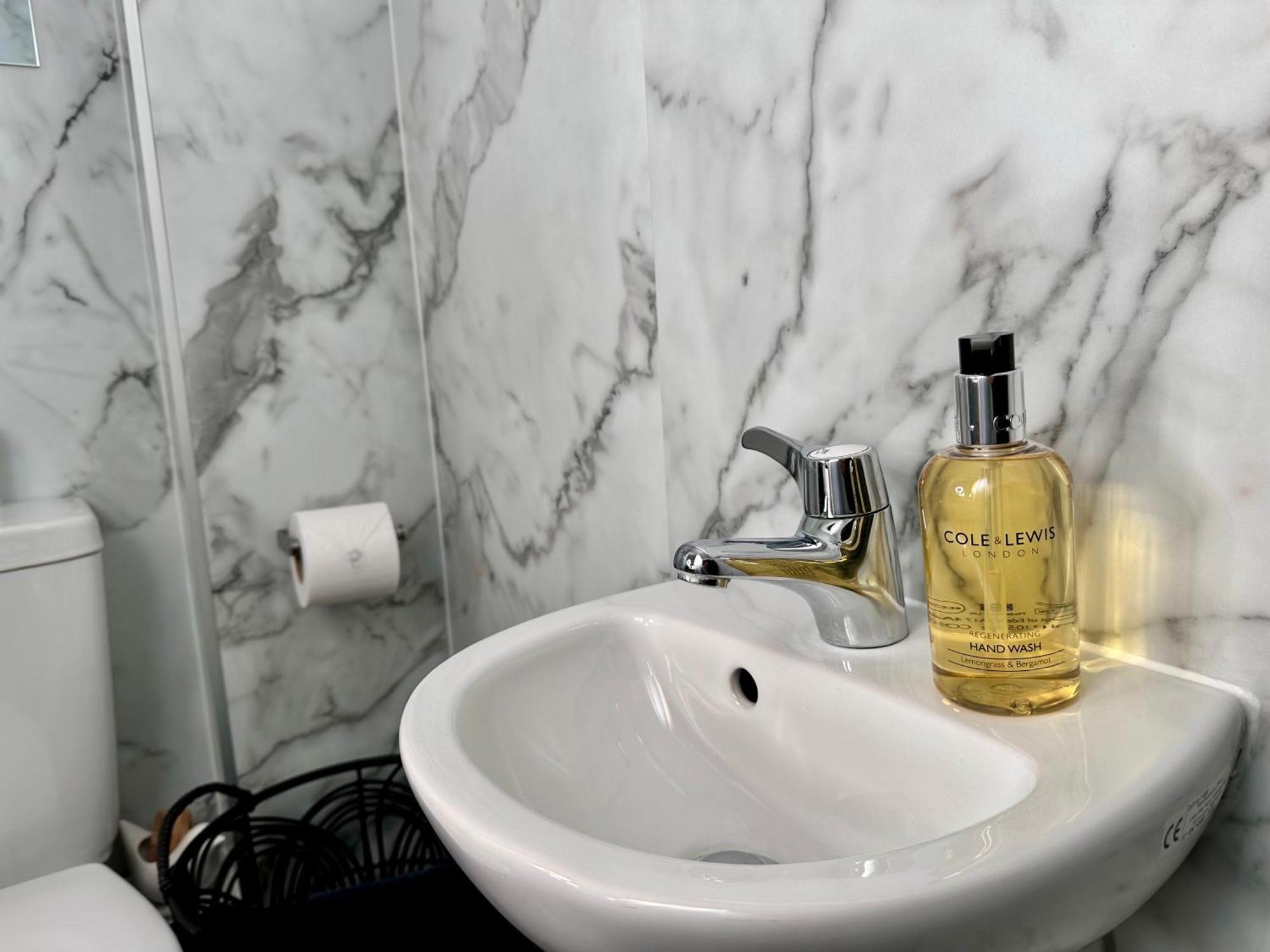 סליסבורי New Studio Apartment - Minutes Walk To Cathedral מראה חיצוני תמונה